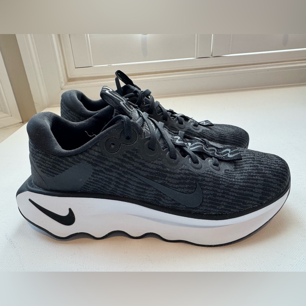 New condition women’s Nike MOTIVA Black and White Athletic Shoes 7.5 $115